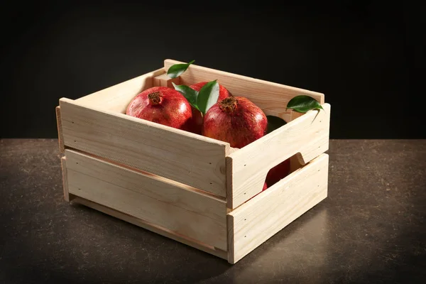 Caja de madera con granadas — Foto de Stock