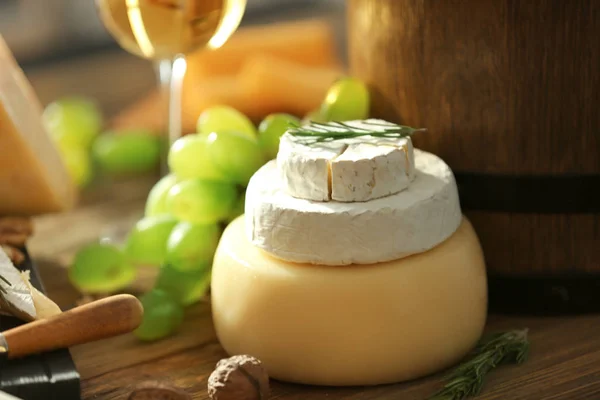 Škála sýrů na dřevěný stůl — Stock fotografie