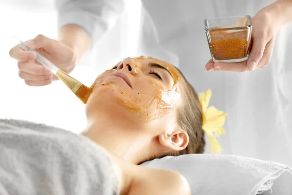 Hermosa mujer en el salón de spa — Foto de Stock