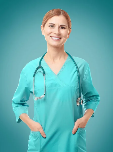 Kobiece chirurg na kolor tła — Zdjęcie stockowe