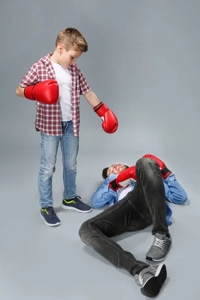 Pai e filho tendo treinamento de boxe — Fotografia de Stock