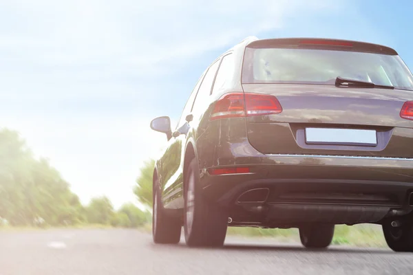 Auto fährt auf Straße — Stockfoto