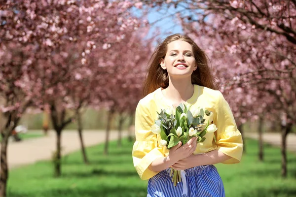 Hermosa mujer con ramo de tulipanes —  Fotos de Stock