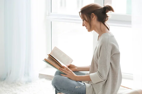 Женщина читает книгу — стоковое фото