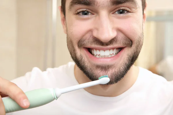 Bonito homem escovação dentes — Fotografia de Stock