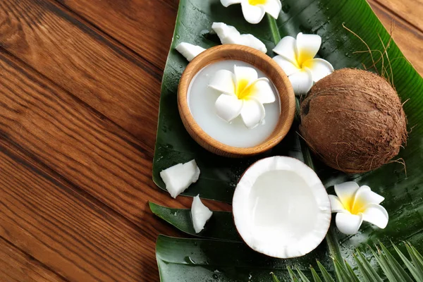 Noci di cocco e foglie di palma — Foto Stock