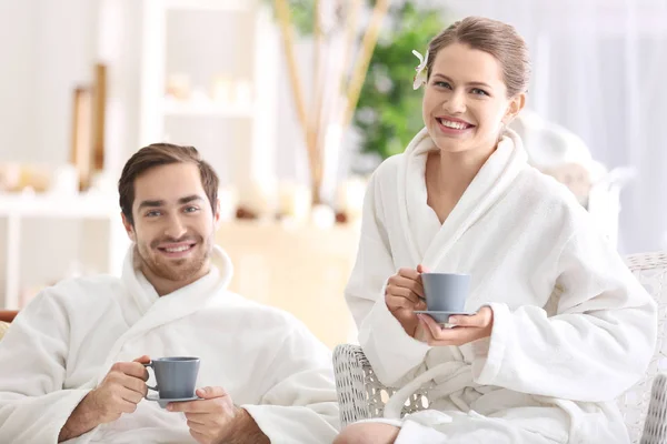 Jonge gelukkige paar drinken thee — Stockfoto