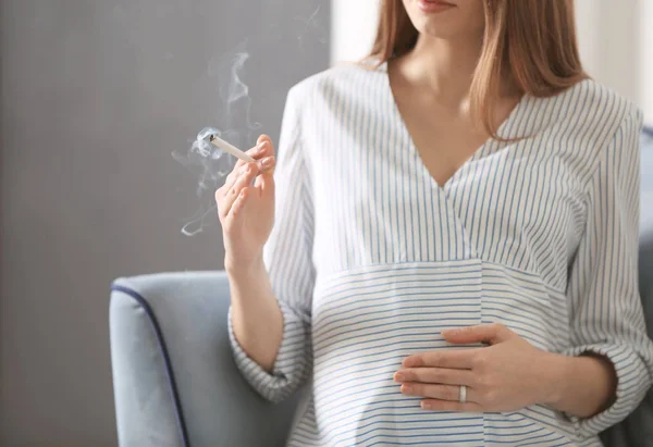 Mujer embarazada fumando cigarrillo —  Fotos de Stock