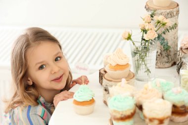 Şirin küçük kız. 