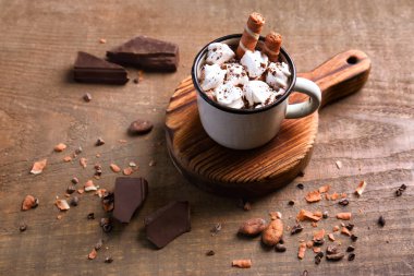 Marshmallow ile sıcak kakao bir fincan 