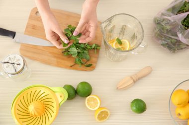 genç kadın limonata hazırlanıyor 