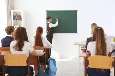 Liseli sınıfta blackboard, cevap