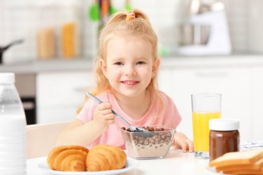 Sevimli küçük kız evde kahvaltı