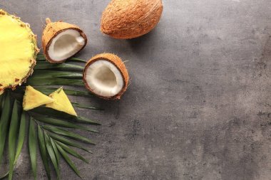 Ananas ve gri arka plan üzerine Hindistan cevizi
