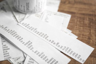 Ahşap masa, closeup denetimlerini numaraları ile. Vergi kavramı