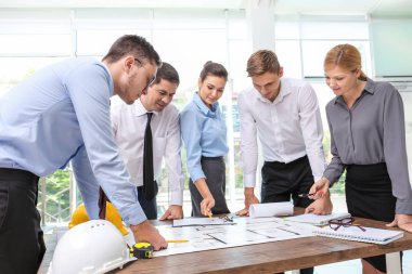 Yeni office projesinde çalışan mühendisler