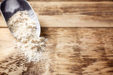 Metal kaşık Hindistan cevizi un ile 