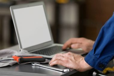 makinist araba tamircisi içinde laptop ile çalışma