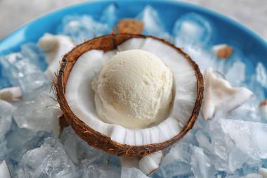 Dondurma ile Hindistan cevizi yarısı