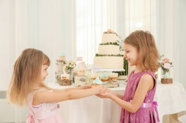 Sevimli kız arkadaşı partide lezzetli kek verilmesi