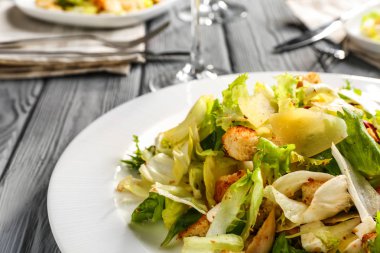 Tavuk salatalı tabak.