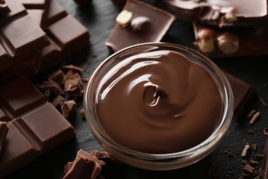 Eritilmiş çikolata ile kase bir 