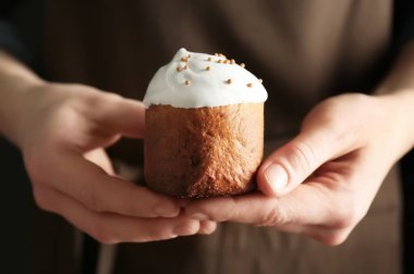 Geleneksel Rus Paskalya kek, closeup tutan kadın