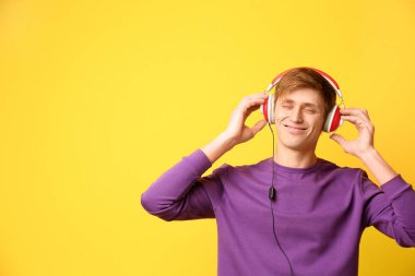 Yakışıklı genç adam.