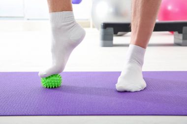 Ayak egzersizleri yapıyor adam  