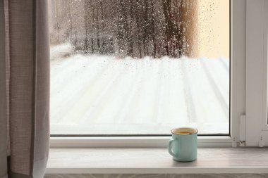 Pencere üzerinde çay
