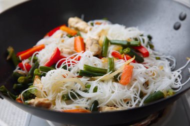 Pirinç noodle sebzeli