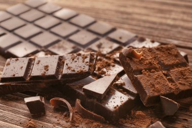 Kırık çikolata parçaları