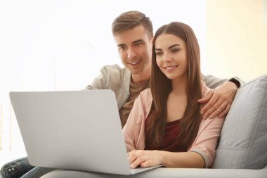 Bilgisayarlı genç çift  