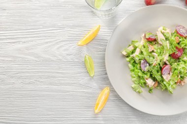 Tavuk salatalı tabak.