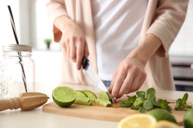 genç kadın limonata hazırlanıyor 