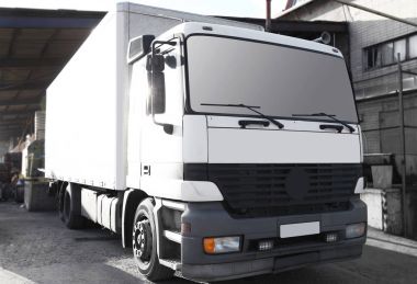 Dışarıdaki kargo kamyonun ön