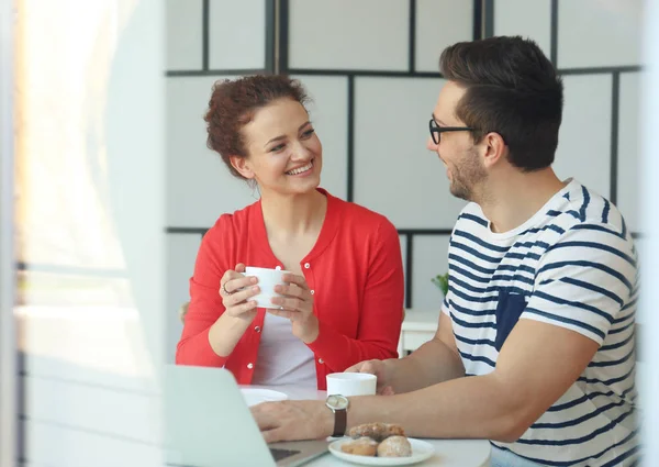 Casal jovem com laptop — Fotografia de Stock