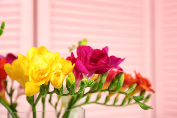 Schöner Strauß Freesia-Blumen — Stockfoto