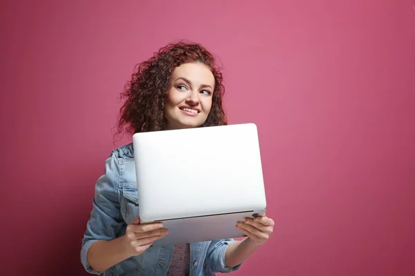 Jeune femme utilisant un ordinateur portable — Photo