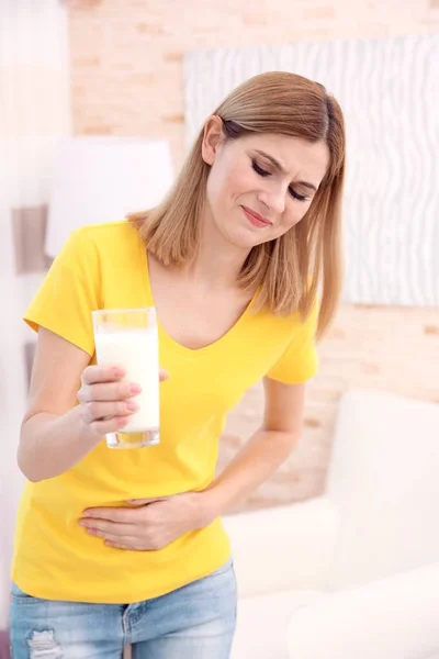 Γυναίκα με αλλεργία στο γάλα — Φωτογραφία Αρχείου