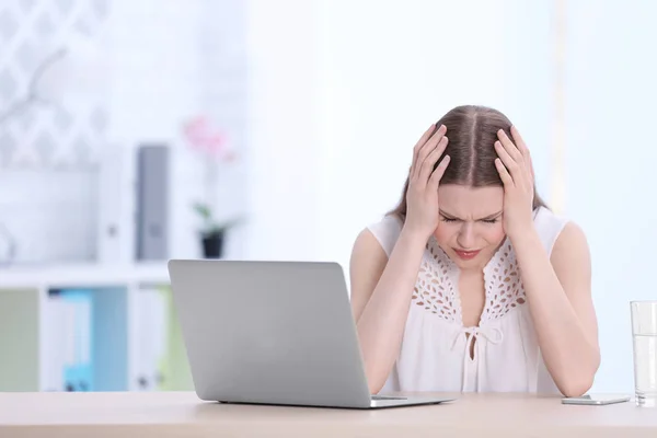 Junge Frau leidet unter Kopfschmerzen — Stockfoto