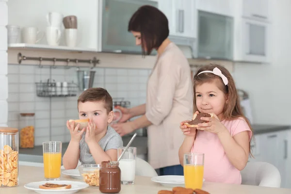 Anak-anak kecil yang lucu memiliki sarapan di rumah — Stok Foto