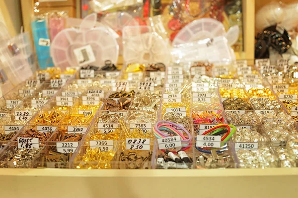 Accessori per artigianato in scatole in negozio — Foto Stock