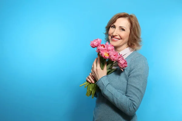 Feliz Mujer Mayor Con Ramo Flores Sobre Fondo Color — Foto de Stock