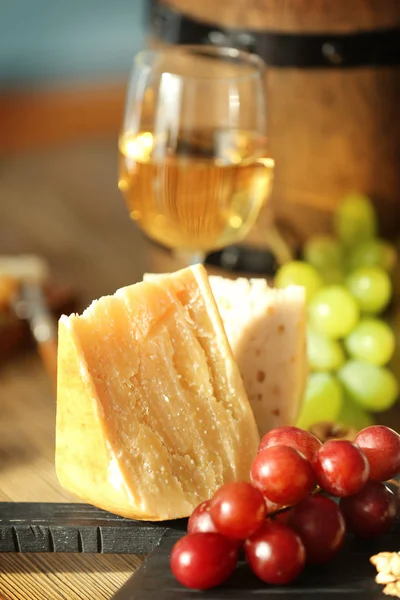Деревянная доска с сыром — стоковое фото