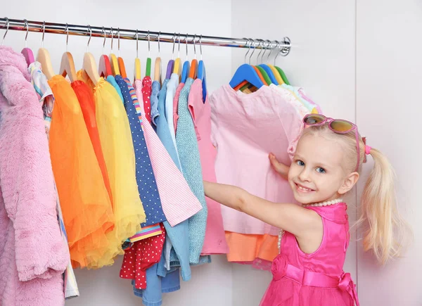 Menina bonito no guarda-roupa — Fotografia de Stock