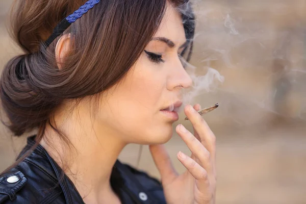 Γυναίκα καπνίζοντας ζιζάνιο — Φωτογραφία Αρχείου