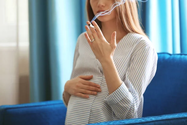 Pregnant woman smoking cigarette — Stock Photo, Image