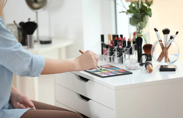 Artista de maquillaje profesional en el trabajo — Foto de Stock