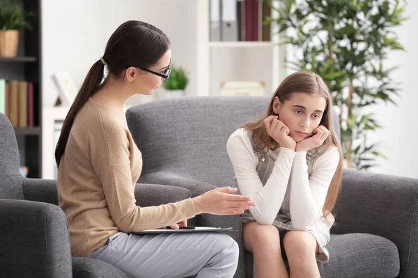 Psicólogo trabajando con adolescente chica — Foto de Stock